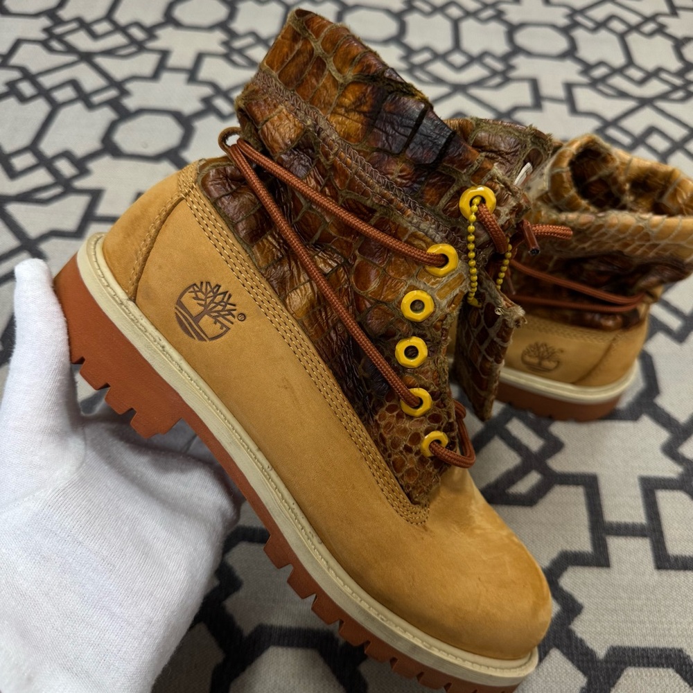 Timberland Tan Nubuck & Crocodile-Embossed Leather Lace-Up Boots Sz 4.5M
